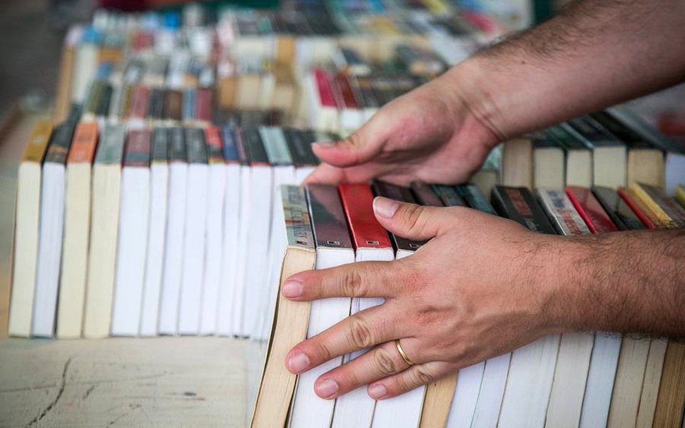 Duas recentes mudanças na política de incentivo à leitura dentro da rede pública de ensino, propostas pela Secretaria Municipal de Educação (Smed), têm causado algum alvoroço nos círculos literários porto-alegrenses; embora com finalidades próximas e realizadas ambas no mês de julho, a Prefeitura nega a relação entre as duas ações; de um lado está a adoção da plataforma ‘Elefante Letrado’, um programa de leitura desenvolvido por entidades privadas, nas escolas do município; do outro está o cancelamento da compra de livros por meio do programa Adote um Escritor, uma iniciativa que promove o encontro entre autores e alunos da rede municipal desde 2002 (Foto: Leonardo Lucena) Duas recentes mudanças na política de incentivo à leitura dentro da rede pública de ensino, propostas pela Secretaria Municipal de Educação (Smed), têm causado algum alvoroço nos círculos literários porto-alegrenses; embora com finalidades próximas e realizadas ambas no mês de julho, a Prefeitura nega a relação entre as duas ações; de um lado está a adoção da plataforma ‘Elefante Letrado’, um programa de leitura desenvolvido por entidades privadas, nas escolas do município; do outro está o cancelamento da compra de livros por meio do programa Adote um Escritor, uma iniciativa que promove o encontro entre autores e alunos da rede municipal desde 2002