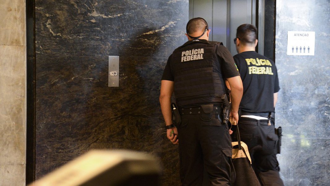 Polícia Federal (PF) e a Controladoria Geral da União cumpriram 19 mandados na cidade de Apuarema, no interior da Bahia; Operação Inflet busca indícios e depoimentos para investigar desvio de recursos federais do Fundo de Manutenção e Desenvolvimento da Educação Básica (Fundeb) e de Valorização dos Profissionais da Educação, praticados pela ex-prefeita da cidade, pelo ex-secretário de Administração (filho da ex-prefeita) e ex- servidores municipais (Foto: Paulo Emílio) Polícia Federal (PF) e a Controladoria Geral da União cumpriram 19 mandados na cidade de Apuarema, no interior da Bahia; Operação Inflet busca indícios e depoimentos para investigar desvio de recursos federais do Fundo de Manutenção e Desenvolvimento da Educação Básica (Fundeb) e de Valorização dos Profissionais da Educação, praticados pela ex-prefeita da cidade, pelo ex-secretário de Administração (filho da ex-prefeita) e ex- servidores municipais