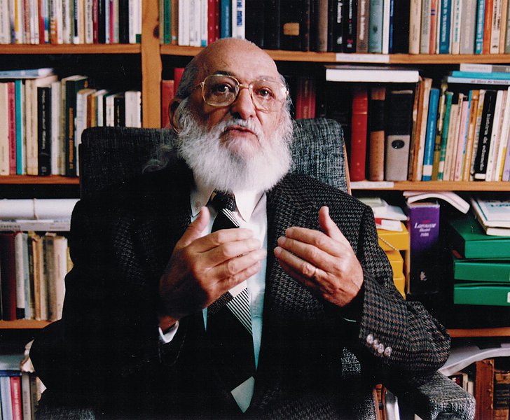 Dissertação de mestrado da pesquisadora Camila Téo da Silva se dedicou ao livro do educador Paulo Freire que revolucionou o conceito de educação popular; dentre as partes da obra desconhecidas pelo grande público está uma especialmente inédita aos leitores da edição brasileira, publicada pela primeira vez em 1975; "Pude traçar um perfil bem bonito do autor, principalmente do modo como Paulo criava, da paixão com a qual Paulo compunha suas obras", diz (Foto: Aquiles Lins) Dissertação de mestrado da pesquisadora Camila Téo da Silva se dedicou ao livro do educador Paulo Freire que revolucionou o conceito de educação popular; dentre as partes da obra desconhecidas pelo grande público está uma especialmente inédita aos leitores da edição brasileira, publicada pela primeira vez em 1975; "Pude traçar um perfil bem bonito do autor, principalmente do modo como Paulo criava, da paixão com a qual Paulo compunha suas obras", diz