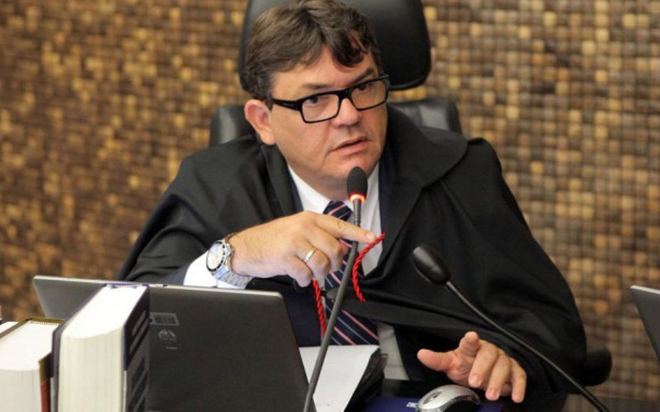 Desembargador Paulo Barros da Silva Lima, corregedor-geral da Justiça de Alagoas, determinou a abertura de sindicância administrativa contra o juiz de direito Marcelo Tadeu Lemos para que este preste esclarecimentos sobre sua participação em uma aula popular, com outros juristas, sobre ilegalidades na Lava Jato, ocorrida em maio em Curitiba; sindicância foi aberta com o argumento de que o evento que o juiz participou seria de orientação político-partidária e que estaria no âmbito de sua vida pessoal e, para participar do evento, ele teria se ausentado de suas funções (Foto: Paulo Emílio) Desembargador Paulo Barros da Silva Lima, corregedor-geral da Justiça de Alagoas, determinou a abertura de sindicância administrativa contra o juiz de direito Marcelo Tadeu Lemos para que este preste esclarecimentos sobre sua participação em uma aula popular, com outros juristas, sobre ilegalidades na Lava Jato, ocorrida em maio em Curitiba; sindicância foi aberta com o argumento de que o evento que o juiz participou seria de orientação político-partidária e que estaria no âmbito de sua vida pessoal e, para participar do evento, ele teria se ausentado de suas funções
