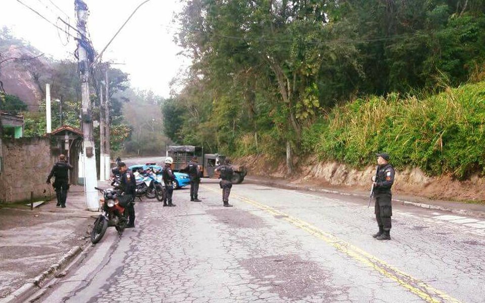 Um militar do Exército ficou ferido durante um tiroteio na manhã desta quarta-feira 16, em Niterói, no Grande Rio; homem participava de uma ação na comunidade do Caramujo, quando se envolveu num tiroteio e acabou atingido na mão; Forças Armadas participam hoje de operação conjunta com as polícias civil e militar em comunidades de Niterói; militares fazem o cerco a comunidades e estão localizados no que a Secretaria de Segurança considera pontos estratégicos (Foto: Aquiles Lins) Um militar do Exército ficou ferido durante um tiroteio na manhã desta quarta-feira 16, em Niterói, no Grande Rio; homem participava de uma ação na comunidade do Caramujo, quando se envolveu num tiroteio e acabou atingido na mão; Forças Armadas participam hoje de operação conjunta com as polícias civil e militar em comunidades de Niterói; militares fazem o cerco a comunidades e estão localizados no que a Secretaria de Segurança considera pontos estratégicos