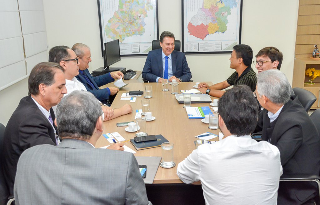 O secretário de Desenvolvimento Econômico de Goiás, Francisco Pontes, recebeu os executivos Haiguang (Bill) Duan, gerente geral da indústria chinesa Leili Marine Biotech, e Laercio Yamauti, gerente geral da boliviana Agrallia Agroindustrial S.A., que se interessam em trazer aproximadamente R$ 160 mi em investimentos para o Brasil; entretanto, o que mais desperta o interesse dos investidores é o potencial mercadológico do Estado de Goiás (Foto: Leonardo Lucena) O secretário de Desenvolvimento Econômico de Goiás, Francisco Pontes, recebeu os executivos Haiguang (Bill) Duan, gerente geral da indústria chinesa Leili Marine Biotech, e Laercio Yamauti, gerente geral da boliviana Agrallia Agroindustrial S.A., que se interessam em trazer aproximadamente R$ 160 mi em investimentos para o Brasil; entretanto, o que mais desperta o interesse dos investidores é o potencial mercadológico do Estado de Goiás