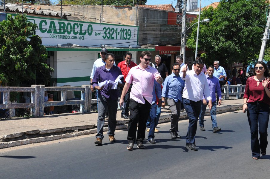 O governador Wellington Dias visitou, o município de Ilha Grande, onde inaugurou obras e autorizou outros benefícios para o município; na oportunidade, o governador entregou cerca de 5 mil metros quadrados em pavimentação poliédricas de ruas e avenidas da cidade; capitaneada pela Secretaria de Estado das Cidades (Secid), a obra recebe aporte financeiro de R$ 616 mil; além de vistoriar outras obras, Dias anunciou benefícios para Ilha Grande, como o asfaltamento de 21 mil metros quadrados em ruas e avenidas no município; autorização para Secretaria de Estado do Turismo (Setur) elaborar um projeto de urbanização para o povoado Tatus (Foto: Leonardo Lucena) O governador Wellington Dias visitou, o município de Ilha Grande, onde inaugurou obras e autorizou outros benefícios para o município; na oportunidade, o governador entregou cerca de 5 mil metros quadrados em pavimentação poliédricas de ruas e avenidas da cidade; capitaneada pela Secretaria de Estado das Cidades (Secid), a obra recebe aporte financeiro de R$ 616 mil; além de vistoriar outras obras, Dias anunciou benefícios para Ilha Grande, como o asfaltamento de 21 mil metros quadrados em ruas e avenidas no município; autorização para Secretaria de Estado do Turismo (Setur) elaborar um projeto de urbanização para o povoado Tatus
