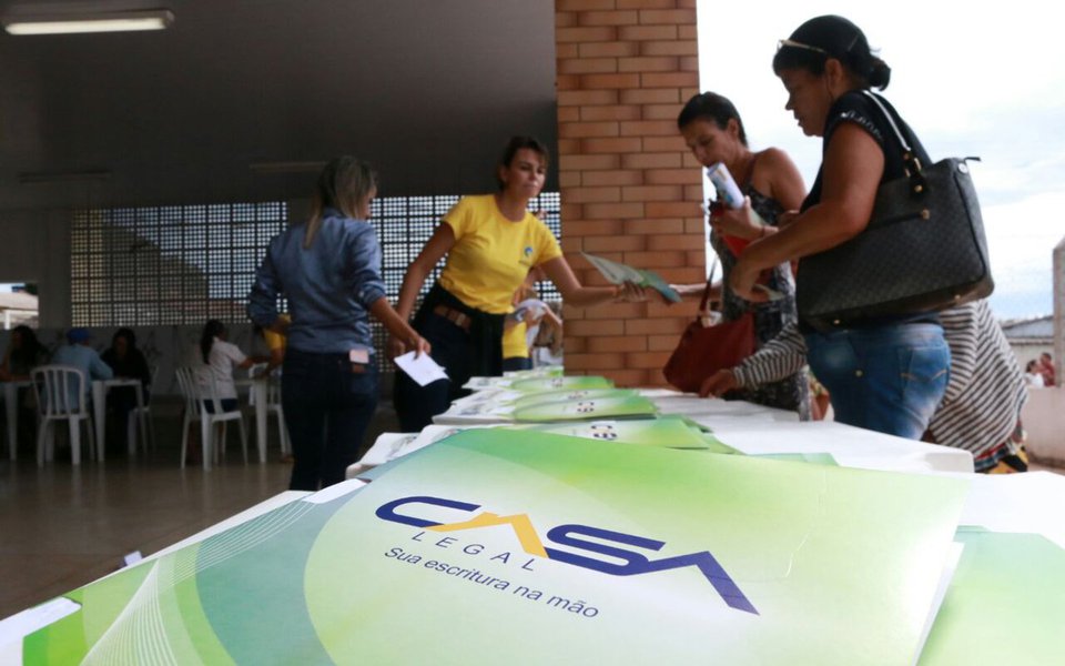 O vice-governador José Eliton e o secretário nacional de Agricultura Familiar e do Desenvolvimento Agrário, José Ricardo Roseno, assinam nesta sexta-feira (11), no andar do Palácio Pedro Ludovico Teixeira, termo de cooperação técnica que garante a liberação de recursos da ordem de R$ 40 milhões para ações de regularização fundiária e crédito fundiário; cerca de 10 mil famílias devem ser beneficiadas com o acordo; os recursos devem ser repassados à Secretaria de Desenvolvimento Econômico (SED), Superintendência Executiva de Agricultura e Emater (Foto: Leonardo Lucena) O vice-governador José Eliton e o secretário nacional de Agricultura Familiar e do Desenvolvimento Agrário, José Ricardo Roseno, assinam nesta sexta-feira (11), no andar do Palácio Pedro Ludovico Teixeira, termo de cooperação técnica que garante a liberação de recursos da ordem de R$ 40 milhões para ações de regularização fundiária e crédito fundiário; cerca de 10 mil famílias devem ser beneficiadas com o acordo; os recursos devem ser repassados à Secretaria de Desenvolvimento Econômico (SED), Superintendência Executiva de Agricultura e Emater