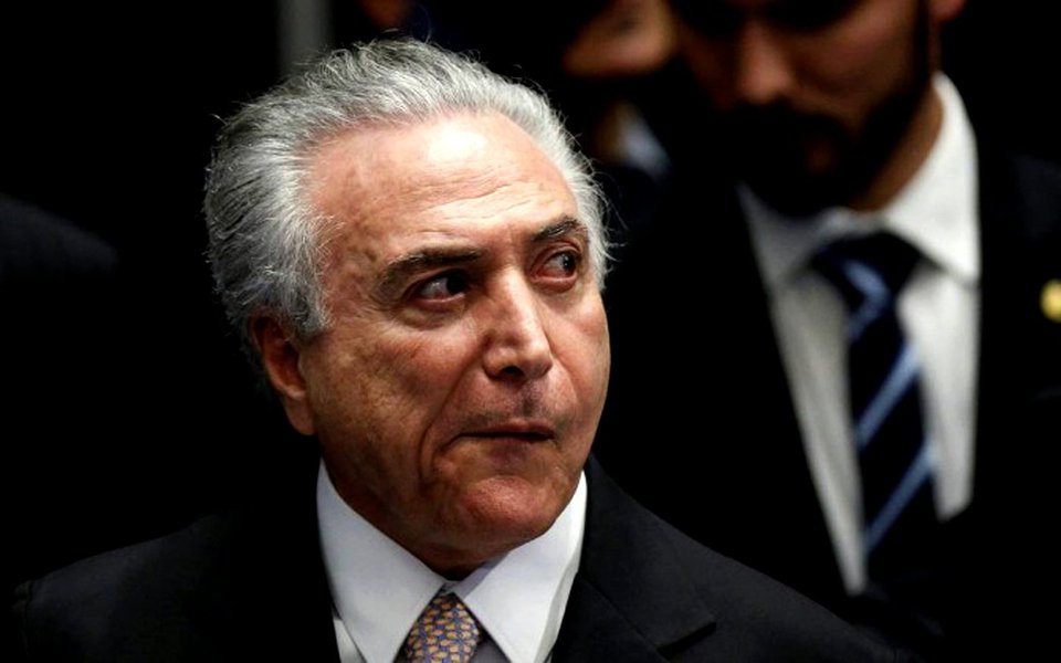 A peça de defesa de Michel Temer assinada pelo advogado Eduardo Carnelós está destinada a figurar entre os documentos mais cínicos da História. Ela se dedica menos a contestar, no mérito, a dupla denúncia por formação de organização criminosa e obstrução da Justiça, e muito mais a achincalhar seu autor, o ex-procurador-geral da República. Com a valentia dos covardes, pois Janot não está mais no cargo nem terá direito à palavra durante o processo na Câmara, a defesa o acusa de ter tramado um golpe, aponta a colunista Tereza Cruvinel; com este grito de “pega ladrão” dado por Temer, realmente vamos ingressando no mundo do realismo fantástico. Não por acaso o autor recorre a Gabriel Garcia Marques para titular um dos capítulos de seu libelo em que mais acusa que defende, afirma a jornalista (Foto: Tereza Cruvinel) A peça de defesa de Michel Temer assinada pelo advogado Eduardo Carnelós está destinada a figurar entre os documentos mais cínicos da História. Ela se dedica menos a contestar, no mérito, a dupla denúncia por formação de organização criminosa e obstrução da Justiça, e muito mais a achincalhar seu autor, o ex-procurador-geral da República. Com a valentia dos covardes, pois Janot não está mais no cargo nem terá direito à palavra durante o processo na Câmara, a defesa o acusa de ter tramado um golpe, aponta a colunista Tereza Cruvinel; com este grito de “pega ladrão” dado por Temer, realmente vamos ingressando no mundo do realismo fantástico. Não por acaso o autor recorre a Gabriel Garcia Marques para titular um dos capítulos de seu libelo em que mais acusa que defende, afirma a jornalista
