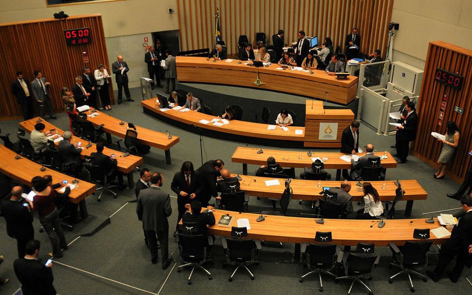 A Câmara Legislativa do Distrito Federal (CLDF) aprovou o projeto de lei complementar que reestrutura a previdência no Distrito Federal; a matéria recebeu 14 votos favoráveis e oito votos contrários; as principais proposições foram a criação de uma previdência complementar para novos funcionários públicos, a criação de um fundo solidário garantidor, que será abastecido por fontes extraordinárias de receitas, e a unificação dos fundos capitalizado e financeiro (Foto: Leonardo Lucena) A Câmara Legislativa do Distrito Federal (CLDF) aprovou o projeto de lei complementar que reestrutura a previdência no Distrito Federal; a matéria recebeu 14 votos favoráveis e oito votos contrários; as principais proposições foram a criação de uma previdência complementar para novos funcionários públicos, a criação de um fundo solidário garantidor, que será abastecido por fontes extraordinárias de receitas, e a unificação dos fundos capitalizado e financeiro