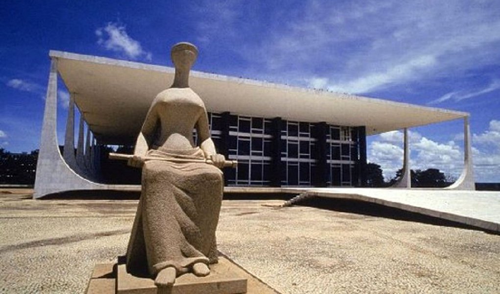 Ministro do STF Marco Aurélio Mello rejeitou um novo pedido feito pela oposição que tentava garantir uma votação fatiada na Câmara da denúncia contra o presidente Michel Temer e os ministros Eliseu Padilha (Casa Civil) e Moreira Franco (Secretaria-Geral); ação havia sido apresentada pelos deputados Paulo Teixeira (PT-SP) e José Guimarães (PT-CE), e pedia a realização de quatro votações: uma para cada ministro por acusação de organização criminosa e uma para cada acusação contra Temer, que foi denunciado por organização criminosa e obstrução de Justiça (Foto: Paulo Emílio) Ministro do STF Marco Aurélio Mello rejeitou um novo pedido feito pela oposição que tentava garantir uma votação fatiada na Câmara da denúncia contra o presidente Michel Temer e os ministros Eliseu Padilha (Casa Civil) e Moreira Franco (Secretaria-Geral); ação havia sido apresentada pelos deputados Paulo Teixeira (PT-SP) e José Guimarães (PT-CE), e pedia a realização de quatro votações: uma para cada ministro por acusação de organização criminosa e uma para cada acusação contra Temer, que foi denunciado por organização criminosa e obstrução de Justiça