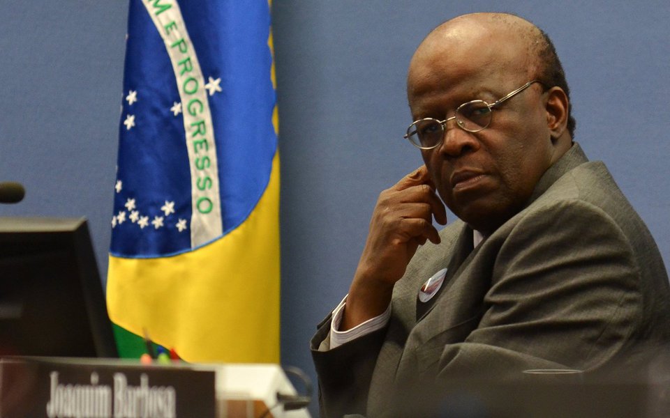 Ex-presidente do STF Joaquim Barbosa disse ter ficado "aliviado" com a decisão do Senado em não bater de frente com a Corte no episódio que resultou na suspensão do mandato do senador Aécio Neves (PSDB-MG); para Barbosa, o confronto "seria o fim da democracia no Brasil"; "Político revogando decisão judicial é coisa de ditadura", destacou (Foto: Paulo Emílio) Ex-presidente do STF Joaquim Barbosa disse ter ficado "aliviado" com a decisão do Senado em não bater de frente com a Corte no episódio que resultou na suspensão do mandato do senador Aécio Neves (PSDB-MG); para Barbosa, o confronto "seria o fim da democracia no Brasil"; "Político revogando decisão judicial é coisa de ditadura", destacou