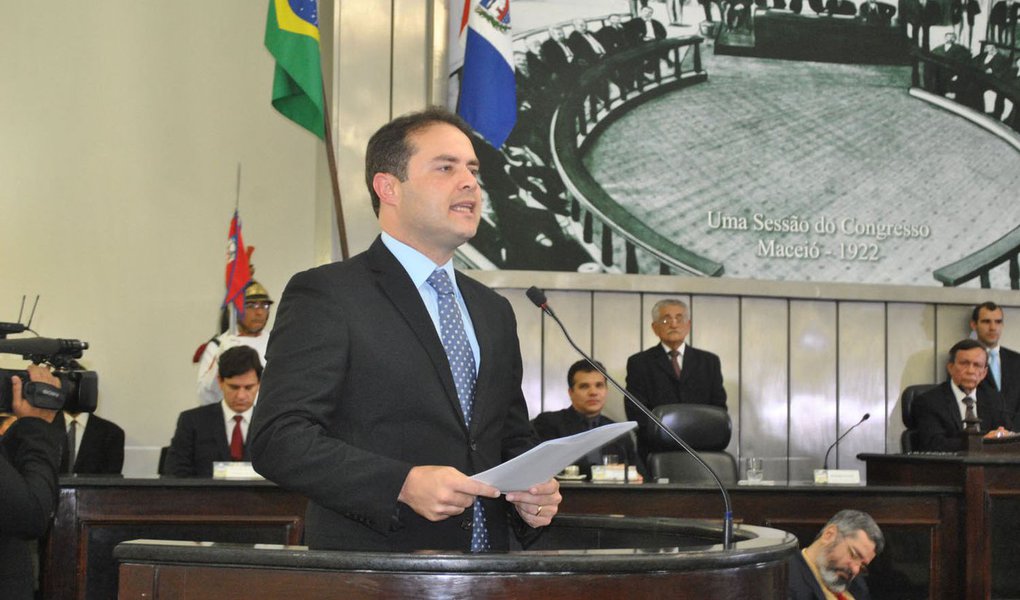 O governador Renan Filho (PMDB) anunciou que vai vetar o reajuste salarial aprovado, para ele e para o vice-governador Luciano Barbosas (PMDB), pela Assembleia Legislativa de Alagoas, em sessão extraordinária realizada há uma semana; em sua decisão, Renan se reporta à conjuntura nacional "desfavorável", alegando ainda a dificuldade de se manter em dia o pagamento do funcionalismo público; aumento dado pelos deputados pode causar um efeito cascata, uma vez que também teria que ser estendido a delegados de polícia e fiscais de renda (Foto: Voney Malta) O governador Renan Filho (PMDB) anunciou que vai vetar o reajuste salarial aprovado, para ele e para o vice-governador Luciano Barbosas (PMDB), pela Assembleia Legislativa de Alagoas, em sessão extraordinária realizada há uma semana; em sua decisão, Renan se reporta à conjuntura nacional "desfavorável", alegando ainda a dificuldade de se manter em dia o pagamento do funcionalismo público; aumento dado pelos deputados pode causar um efeito cascata, uma vez que também teria que ser estendido a delegados de polícia e fiscais de renda