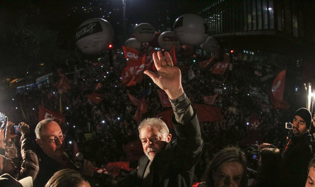 Somos um povo de paz, alegre, democrático, mas isso nunca significou rendição, submissão ou conformidade com injustiças sociais ou pessoais, como agora, no caso de Lula (Foto: Wilmar Lacerda) Somos um povo de paz, alegre, democrático, mas isso nunca significou rendição, submissão ou conformidade com injustiças sociais ou pessoais, como agora, no caso de Lula