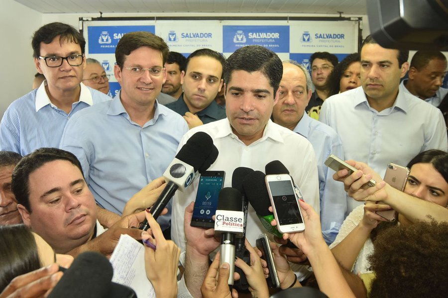 O prefeito ACM Neto anunciou nesta terça-feira os nomes de novos secretários e dirigentes de órgãos municipais; algumas mudanças foram "por necessidade", como no caso da Secretaria de Educação - Paloma Modesto pediu demissão; e outras "para dar um novo gás ao que já vem dando certo", segundo o prefeito; outra 'necessidade', embora ACM Neto tenha tentado ser discreto, é a mudança na Defesa Civil; ex-titular da pasta, Gustavo Ferraz, do PMDB, foi preso há duas semanas pela Polícia Federal junto com Geddel Vieira Lima, em decorrência da apreensão de R$ 51 milhões num apartamento emprestado ao ex-ministro em Salvador (Foto: Romulo Faro) O prefeito ACM Neto anunciou nesta terça-feira os nomes de novos secretários e dirigentes de órgãos municipais; algumas mudanças foram "por necessidade", como no caso da Secretaria de Educação - Paloma Modesto pediu demissão; e outras "para dar um novo gás ao que já vem dando certo", segundo o prefeito; outra 'necessidade', embora ACM Neto tenha tentado ser discreto, é a mudança na Defesa Civil; ex-titular da pasta, Gustavo Ferraz, do PMDB, foi preso há duas semanas pela Polícia Federal junto com Geddel Vieira Lima, em decorrência da apreensão de R$ 51 milhões num apartamento emprestado ao ex-ministro em Salvador