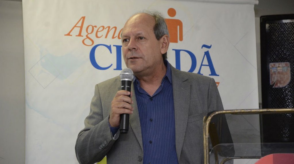 O prefeito de Araguaína, Ronaldo Dimas (PR), faz coro a empresários e população sobre o remanejamento de R$ 46 milhões da obra de restauração e duplicação da TO-222 feito pela Assembleia Legislativa; “No ano que vem, os eleitores de Araguaína e região também irão ‘remanejar' seus votos”, afirmou o chefe do executivo (Foto: Leonardo Lucena) O prefeito de Araguaína, Ronaldo Dimas (PR), faz coro a empresários e população sobre o remanejamento de R$ 46 milhões da obra de restauração e duplicação da TO-222 feito pela Assembleia Legislativa; “No ano que vem, os eleitores de Araguaína e região também irão ‘remanejar' seus votos”, afirmou o chefe do executivo