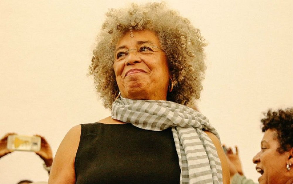 A filósofa e ativista norte-americana Angela Davis, símbolo da luta pelos direitos civis da população negra, esteve nesta terça-feira em Salvador, na UFBA, para falar da luta das mulheres negras, em um momento "difícil" no qual o mundo assiste a uma guinada à direita, com a ascensão de Donald Trump nos Estados Unidos e o "golpe antidemocrático" ocorrido no Brasil; a um auditório lotado, a professora do Departamento de Estudos Feministas da Universidade da Califórnia afirmou que, após a derrubada de Dilma Rousseff, o movimento das mulheres negras criou "a melhor esperança para o futuro do Brasil" (Foto: Romulo Faro) A filósofa e ativista norte-americana Angela Davis, símbolo da luta pelos direitos civis da população negra, esteve nesta terça-feira em Salvador, na UFBA, para falar da luta das mulheres negras, em um momento "difícil" no qual o mundo assiste a uma guinada à direita, com a ascensão de Donald Trump nos Estados Unidos e o "golpe antidemocrático" ocorrido no Brasil; a um auditório lotado, a professora do Departamento de Estudos Feministas da Universidade da Califórnia afirmou que, após a derrubada de Dilma Rousseff, o movimento das mulheres negras criou "a melhor esperança para o futuro do Brasil"