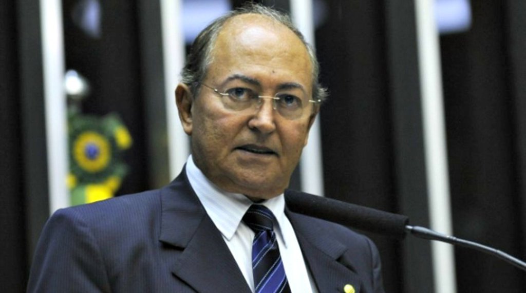 O Procurador-Geral da República, Rodrigo Janot, solicitou ao STF que o nome do deputado federal Lázaro Botelho (PP-TO) seja retirado do inquérito nº 3989, que investiga supostos envolvidos em esquemas de corrupção na Lava-Jato; ficou constatado que não há envolvimento do parlamentar tocantinense no caso, após investigações realizadas pela PF, Receita Federal e PGR; sobre o parlamentar pesava uma citação do seu nome, por parte do doleiro Alberto Yousseff que, posteriormente, declarou em juízo não conhecer e nunca ter encontrado ou conversado com o deputado tocantinense (Foto: Leonardo Lucena) O Procurador-Geral da República, Rodrigo Janot, solicitou ao STF que o nome do deputado federal Lázaro Botelho (PP-TO) seja retirado do inquérito nº 3989, que investiga supostos envolvidos em esquemas de corrupção na Lava-Jato; ficou constatado que não há envolvimento do parlamentar tocantinense no caso, após investigações realizadas pela PF, Receita Federal e PGR; sobre o parlamentar pesava uma citação do seu nome, por parte do doleiro Alberto Yousseff que, posteriormente, declarou em juízo não conhecer e nunca ter encontrado ou conversado com o deputado tocantinense