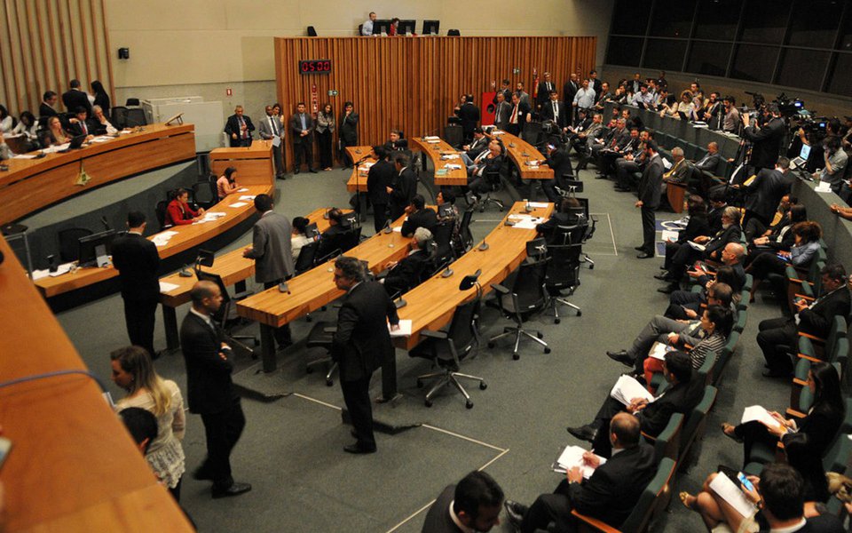 O governo do Distrito Federal encaminhou o Projeto de Lei Orçamentária Anual para 2018 (PLoa) foi encaminhado pelo Executivo para a Câmara Legislativa; segundo o executivo, as receitas previstas para o ano que vem resultam em R$ 26,95 bilhões; a evolução do orçamento mostra crescimento de apenas 0,1% na previsão das receitas de 2018, em comparação com a Lei Orçamentária vigente para 2017, que previu receita de R$ 26,90 bilhões (Foto: Leonardo Lucena) O governo do Distrito Federal encaminhou o Projeto de Lei Orçamentária Anual para 2018 (PLoa) foi encaminhado pelo Executivo para a Câmara Legislativa; segundo o executivo, as receitas previstas para o ano que vem resultam em R$ 26,95 bilhões; a evolução do orçamento mostra crescimento de apenas 0,1% na previsão das receitas de 2018, em comparação com a Lei Orçamentária vigente para 2017, que previu receita de R$ 26,90 bilhões