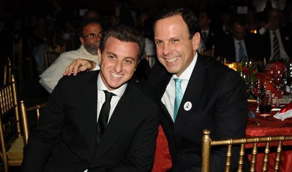 prefeito de São Paulo, João Doria (PSDB), ainda sonha com a campanha presidencial, embora negue para não desagradar o padrinho político, o governador Geraldo Alckmin (PSDB); segundo o colunista Gabriel Mascarenhas, do Radar Online, o sonho de Doria é ter o apresentador de TV Luciano Huck, ex-amigo do senador Aécio Neves (PSDB), de alguma forma, em seu palanque na eleição presidencial; "Um emissário já foi escalado para sondar o apresentador. O Senado no Rio é uma opção", diz o colunista (Foto: Aquiles Lins) prefeito de São Paulo, João Doria (PSDB), ainda sonha com a campanha presidencial, embora negue para não desagradar o padrinho político, o governador Geraldo Alckmin (PSDB); segundo o colunista Gabriel Mascarenhas, do Radar Online, o sonho de Doria é ter o apresentador de TV Luciano Huck, ex-amigo do senador Aécio Neves (PSDB), de alguma forma, em seu palanque na eleição presidencial; "Um emissário já foi escalado para sondar o apresentador. O Senado no Rio é uma opção", diz o colunista