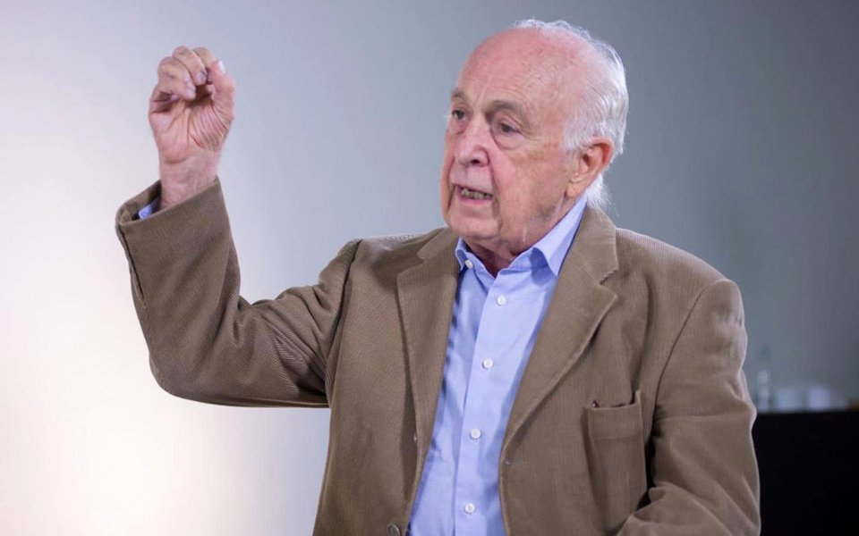 Economista e um dos fundadores do PSDB, Luiz Carlos Bresser-Pereira lembrou a declaração do ex-presidente do Uruguai Pepe Mujica, que disse ter "pena" do Brasil; Pereira afirmou ter "vergonha"; "Não por Temer e seus amigos, que deveriam estar na cadeia; não pelo Brasil e seu povo, que é a vítima de tudo isso – da ganância e da corrupção dos ricos e seus fâmulos. Tenho vergonha pelas elites econômicas e burocráticas que continuam a sustentar no poder um governo desmoralizado, que atende a todos os seus interesses imediatos", criticou em seu Facebook (Foto: Leonardo Lucena) Economista e um dos fundadores do PSDB, Luiz Carlos Bresser-Pereira lembrou a declaração do ex-presidente do Uruguai Pepe Mujica, que disse ter "pena" do Brasil; Pereira afirmou ter "vergonha"; "Não por Temer e seus amigos, que deveriam estar na cadeia; não pelo Brasil e seu povo, que é a vítima de tudo isso – da ganância e da corrupção dos ricos e seus fâmulos. Tenho vergonha pelas elites econômicas e burocráticas que continuam a sustentar no poder um governo desmoralizado, que atende a todos os seus interesses imediatos", criticou em seu Facebook