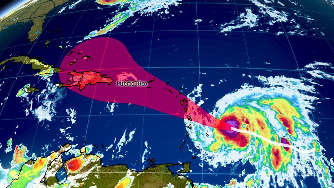 O furacão Maria atingiu a categoria 5 por volta das 20h45 (horário de Brasília) desta segunda-feira (18). Essa categoria é a mais alta na escala Saffir-Simpson. Sgundo o Centro Nacional de Furacões dos EUA (NHC, na sigla em inglês), o ciclone estava cerca de 70 km ao norte da ilha de Martinica por volta das 21h; furacão é considerado "extremamente perigoso", com ventos que atingem até 260 km/h (Foto: Aquiles Lins) O furacão Maria atingiu a categoria 5 por volta das 20h45 (horário de Brasília) desta segunda-feira (18). Essa categoria é a mais alta na escala Saffir-Simpson. Sgundo o Centro Nacional de Furacões dos EUA (NHC, na sigla em inglês), o ciclone estava cerca de 70 km ao norte da ilha de Martinica por volta das 21h; furacão é considerado "extremamente perigoso", com ventos que atingem até 260 km/h