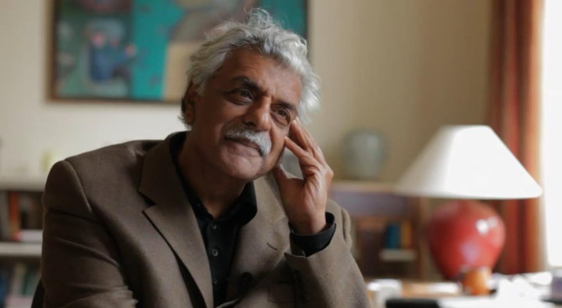 O ensaísta paquistanês Tariq Ali afirmou que Ao expressar abertamente preconceitos de raça, origem e religião, o presidente Donald Trump pode até constranger as elites progressistas do país, mas está apenas verbalizando uma ideologia que existe desde a fundação dos Estados Unidos; "Trump tem apelo especial para estratos conservadores, mas ele não é diferente de Ronald Reagan, dos Bush ou de Richard Nixon -cujas gravações do caso Watergate tornaram evidente seu racismo e antissemitismo. Só que Trump diz isso em público, o que contraria muita gente, porque as pessoas acreditam nos EUA, adotado como modelo para muitos países do mundo. Mas, na verdade, os EUA têm sido isso há muito tempo. O racismo organizado não foi criado por Trump, e existe nos EUA desde sua fundação", afirmou Ali (Foto: Aquiles Lins) O ensaísta paquistanês Tariq Ali afirmou que Ao expressar abertamente preconceitos de raça, origem e religião, o presidente Donald Trump pode até constranger as elites progressistas do país, mas está apenas verbalizando uma ideologia que existe desde a fundação dos Estados Unidos; "Trump tem apelo especial para estratos conservadores, mas ele não é diferente de Ronald Reagan, dos Bush ou de Richard Nixon -cujas gravações do caso Watergate tornaram evidente seu racismo e antissemitismo. Só que Trump diz isso em público, o que contraria muita gente, porque as pessoas acreditam nos EUA, adotado como modelo para muitos países do mundo. Mas, na verdade, os EUA têm sido isso há muito tempo. O racismo organizado não foi criado por Trump, e existe nos EUA desde sua fundação", afirmou Ali