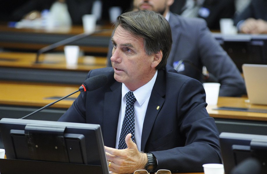 O site Diário do Centro do Mundo obteve os documentos do processo disciplinar contra o deputado Jair Bolsonaro (PSC) por transgressão grave ao Regulamento Disciplinar do Exército, além de planejar atos terroristas contra instalações do Exército e contra a cidade do Rio de Janeiro; Por unanimidade, o Conselho de Justificação do Exército considerou, em 19 de abril de 1988, que Bolsonaro era culpado e que fosse “declarada sua incompatibilidade para o oficialato e consequente perda do posto e patente, nos termos do artigo 16, inciso I da lei nº 5836/72”, no entanto, o capitão foi inocentado por 9 votos a 4 em julgamento controverso no Superior Tribunal Militar (Foto: Charles Nisz) O site Diário do Centro do Mundo obteve os documentos do processo disciplinar contra o deputado Jair Bolsonaro (PSC) por transgressão grave ao Regulamento Disciplinar do Exército, além de planejar atos terroristas contra instalações do Exército e contra a cidade do Rio de Janeiro; Por unanimidade, o Conselho de Justificação do Exército considerou, em 19 de abril de 1988, que Bolsonaro era culpado e que fosse “declarada sua incompatibilidade para o oficialato e consequente perda do posto e patente, nos termos do artigo 16, inciso I da lei nº 5836/72”, no entanto, o capitão foi inocentado por 9 votos a 4 em julgamento controverso no Superior Tribunal Militar