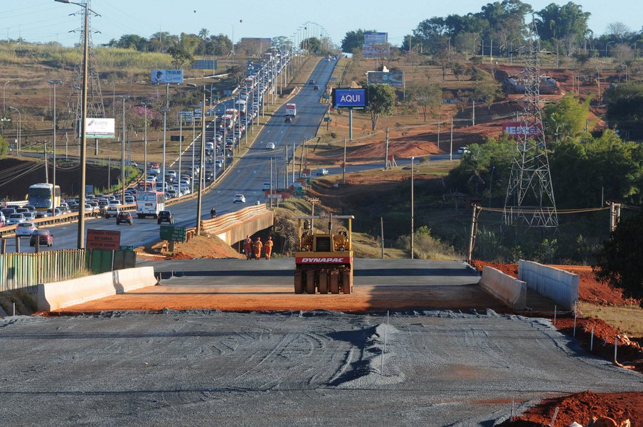A primeira grande entrega do conjunto de obras no Trevo de Triagem Norte vai ocorrer ainda neste ano; até o fim de 2017, quem trafega pela região vai poder usar a nova ligação das vias L4 e W3; até o momento, foram executados cinco viadutos, cerca de 1,5 quilômetro de terraplanagem e 2 quilômetros de redes de drenagem; as intervenções estão com conclusão total prevista para o fim de 2018 — no entanto, para desafogar o trânsito mais rapidamente, serão feitas entregas parciais no cronograma (Foto: Leonardo Lucena) A primeira grande entrega do conjunto de obras no Trevo de Triagem Norte vai ocorrer ainda neste ano; até o fim de 2017, quem trafega pela região vai poder usar a nova ligação das vias L4 e W3; até o momento, foram executados cinco viadutos, cerca de 1,5 quilômetro de terraplanagem e 2 quilômetros de redes de drenagem; as intervenções estão com conclusão total prevista para o fim de 2018 — no entanto, para desafogar o trânsito mais rapidamente, serão feitas entregas parciais no cronograma