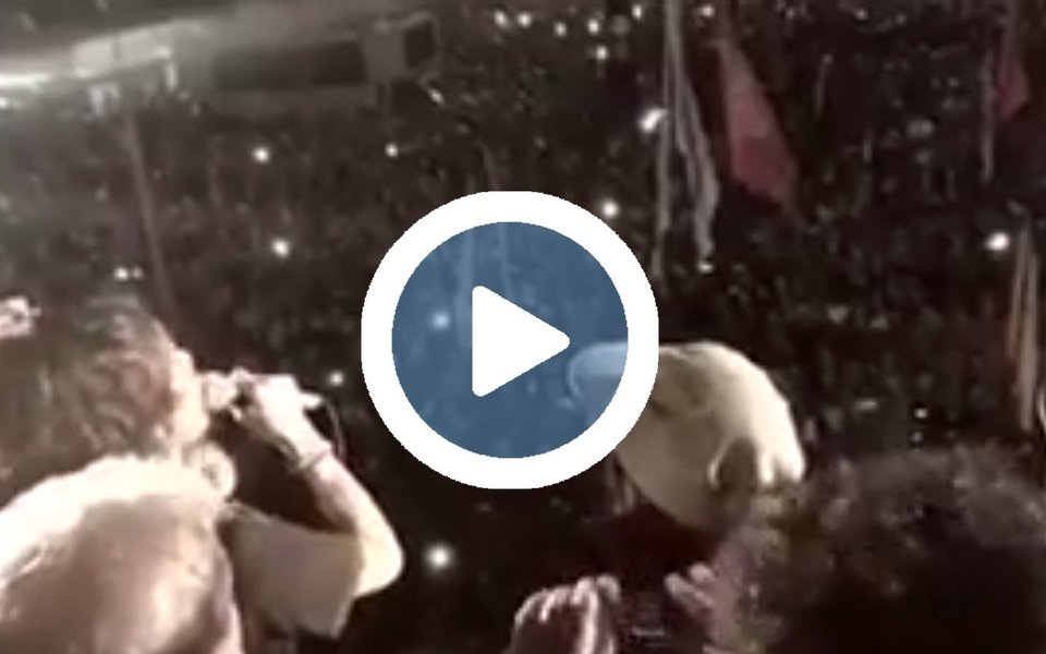 Ana Cañas emocionou o público que esteve na Avenida Paulista na última quinta-feira (20), no ato que reuniu milhares de pessoas em solidariedade ao ex-presidente Lula e em defesa da democracia. Ela cantou, à capela, O bêbado e a equilibrista, canção de João Bosco e Aldir Blanc imortalizada por Elis Regina em 1979 (Foto: Gisele Federicce) Ana Cañas emocionou o público que esteve na Avenida Paulista na última quinta-feira (20), no ato que reuniu milhares de pessoas em solidariedade ao ex-presidente Lula e em defesa da democracia. Ela cantou, à capela, O bêbado e a equilibrista, canção de João Bosco e Aldir Blanc imortalizada por Elis Regina em 1979