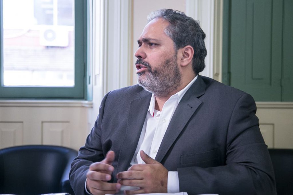 A gestão de Nelson Marchezan Júnior (PSDB) sofreu a sua principal derrota nos primeiros nove meses de governo com a rejeição, na Câmara de Vereadores, do projeto de alteração das alíquotas do IPTU em Porto Alegre; após a votação registrar 25 votos contrários e apenas 10 favoráveis, sem apoio inclusive dentro de partidos da base do Executivo, a análise feita era de um governo fragilizado, diante de uma relação fraturada com a Câmara. Essa, porém, não é a visão que o vice-prefeito Gustavo Paim (PP), desde maio responsável pela articulação política, tem da questão; "Fiquei frustrado, fiquei triste, chateado, empreendi muitas energias e isso consome, mas vejo uma baita oportunidade de aprendizado, de conhecimento recíproco" (Foto: Leonardo Lucena) A gestão de Nelson Marchezan Júnior (PSDB) sofreu a sua principal derrota nos primeiros nove meses de governo com a rejeição, na Câmara de Vereadores, do projeto de alteração das alíquotas do IPTU em Porto Alegre; após a votação registrar 25 votos contrários e apenas 10 favoráveis, sem apoio inclusive dentro de partidos da base do Executivo, a análise feita era de um governo fragilizado, diante de uma relação fraturada com a Câmara. Essa, porém, não é a visão que o vice-prefeito Gustavo Paim (PP), desde maio responsável pela articulação política, tem da questão; "Fiquei frustrado, fiquei triste, chateado, empreendi muitas energias e isso consome, mas vejo uma baita oportunidade de aprendizado, de conhecimento recíproco"