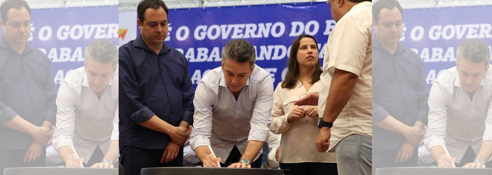A autorização para a licitação do Aeroporto de Caruaru foi assinada pelo governador Paulo Câmara (PSB); até o fim deste ano está previsto o início dos serviços de recuperação, administração, operação e manutenção do Aeroporto Oscar Laranjeira; objetivo é fortalecer a malha interna; também foi assinada a ordem de serviço de implantação de sinalizações para o cicloturismo e ainda para o indicativo turístico dos patrimônios culturais e naturais de vários municípios da região (Foto: Voney Malta) A autorização para a licitação do Aeroporto de Caruaru foi assinada pelo governador Paulo Câmara (PSB); até o fim deste ano está previsto o início dos serviços de recuperação, administração, operação e manutenção do Aeroporto Oscar Laranjeira; objetivo é fortalecer a malha interna; também foi assinada a ordem de serviço de implantação de sinalizações para o cicloturismo e ainda para o indicativo turístico dos patrimônios culturais e naturais de vários municípios da região