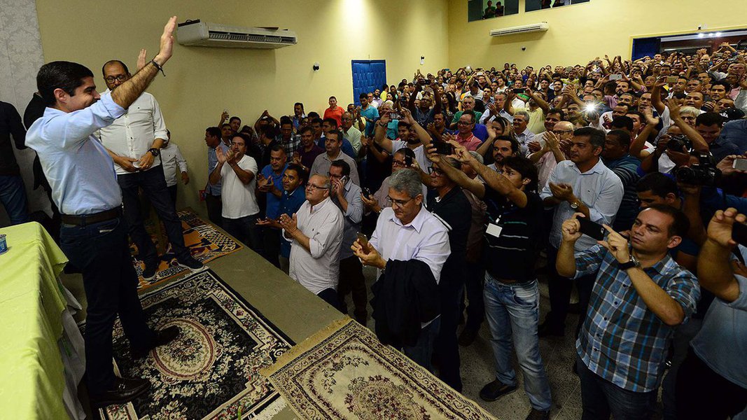 Durante encontro com prefeitos, vereadores e lideranças políticas em comemoração aos 137 anos de Emancipação Política de Jacobina, o prefeito de Salvador, ACM Neto (DEM), revelou aos companheiros de partido que se for convocado pelos baianos será candidato a governador; - "Tenham certeza: se eu for convocado pelos baianos, como fui convocado pelo povo de Salvador para governar a minha cidade - a capital de todos os baianos, para resgatar a sua autoestima - da mesma forma, eu não me furtarei a servir à terra que eu amo e ao povo que está no meu coração", disse Rui (Foto: Voney Malta) Durante encontro com prefeitos, vereadores e lideranças políticas em comemoração aos 137 anos de Emancipação Política de Jacobina, o prefeito de Salvador, ACM Neto (DEM), revelou aos companheiros de partido que se for convocado pelos baianos será candidato a governador; - "Tenham certeza: se eu for convocado pelos baianos, como fui convocado pelo povo de Salvador para governar a minha cidade - a capital de todos os baianos, para resgatar a sua autoestima - da mesma forma, eu não me furtarei a servir à terra que eu amo e ao povo que está no meu coração", disse Rui