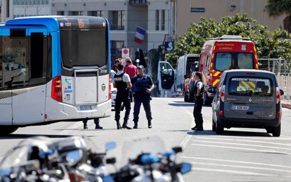 Carro bateu em dois pontos de ônibus em diferentes pontos da cidade francesa de Marselha, deixando ao menos uma pessoa morta e outra ferida; polícia alertou a população a evitar a área do Porto Antigo onde o motorista, um homem de 35 anos, foi preso; incidente acontece enquanto a polícia espanhola busca por um motorista de 22 anos que atropelou uma multidão com uma van em Barcelona na semana passada (Foto: Paulo Emílio) Carro bateu em dois pontos de ônibus em diferentes pontos da cidade francesa de Marselha, deixando ao menos uma pessoa morta e outra ferida; polícia alertou a população a evitar a área do Porto Antigo onde o motorista, um homem de 35 anos, foi preso; incidente acontece enquanto a polícia espanhola busca por um motorista de 22 anos que atropelou uma multidão com uma van em Barcelona na semana passada