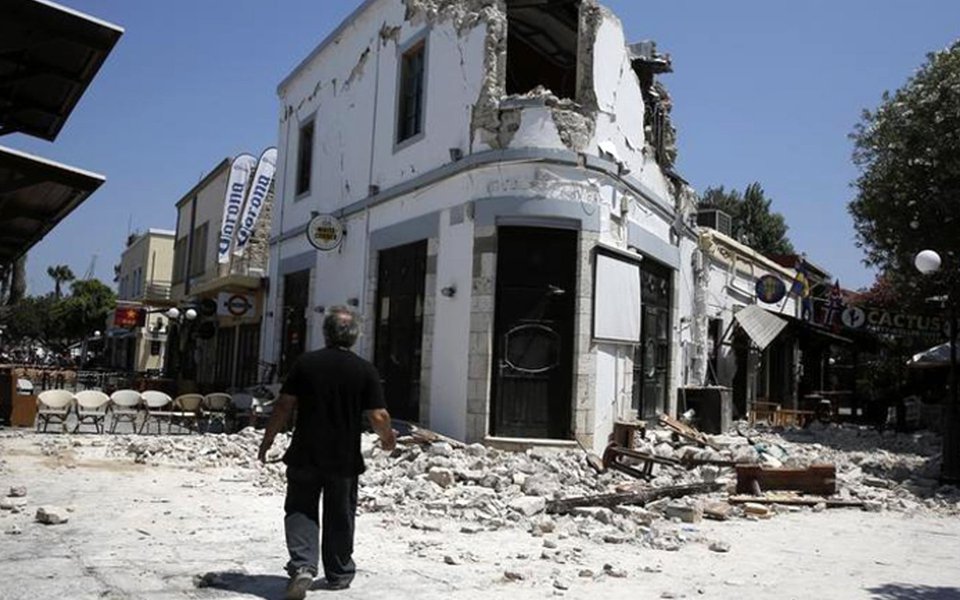Um forte terremoto deixou ao menos dois mortos e vários feridos ao atingir áreas próximas de grandes destinos turísticos na Turquia e na Grécia no mar Egeu, informaram autoridades na manhã desta sexta-feira; autoridades locais disseram que 100 pessoas ficaram feridas na ilha grega de Kos, um destino favorito de turistas britânicos; do outro lado de um estreito canal marítimo do mar Egeu, na cidade turca de Bodrum, cerca de 70 pessoas foram hospitalizadas com ferimentos sofridos quando tentavam fugir do tremor noturno (Foto: Paulo Emílio) Um forte terremoto deixou ao menos dois mortos e vários feridos ao atingir áreas próximas de grandes destinos turísticos na Turquia e na Grécia no mar Egeu, informaram autoridades na manhã desta sexta-feira; autoridades locais disseram que 100 pessoas ficaram feridas na ilha grega de Kos, um destino favorito de turistas britânicos; do outro lado de um estreito canal marítimo do mar Egeu, na cidade turca de Bodrum, cerca de 70 pessoas foram hospitalizadas com ferimentos sofridos quando tentavam fugir do tremor noturno