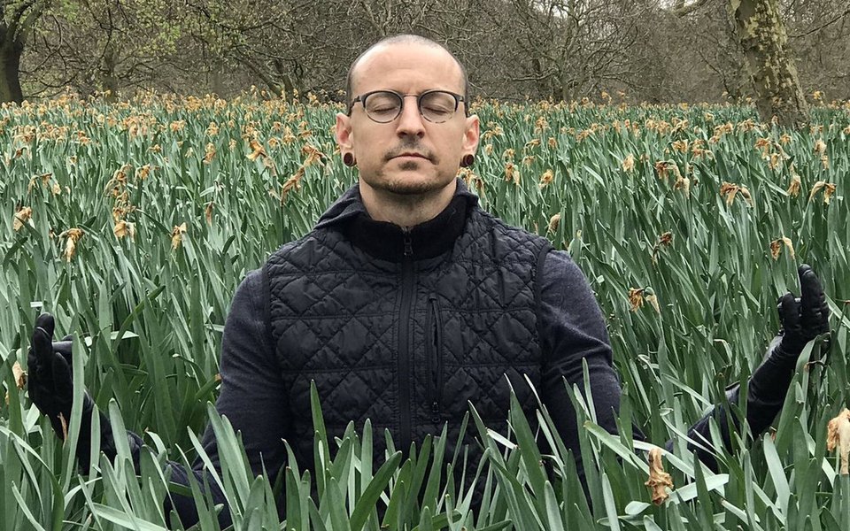 O vocalista da banda Linkin Park, Chester Bennington, morreu ao se enforcar em sua casa no sul da Califórnia, mas não deixou bilhete, disse nesta sexta-feira o escritório do legista do condado de Los Angeles; ele foi encontrado morto em sua casa nesta quinta-feira 20, uma semana antes de a banda de rock iniciar uma turnê pelos Estados Unidos (Foto: Gisele Federicce) O vocalista da banda Linkin Park, Chester Bennington, morreu ao se enforcar em sua casa no sul da Califórnia, mas não deixou bilhete, disse nesta sexta-feira o escritório do legista do condado de Los Angeles; ele foi encontrado morto em sua casa nesta quinta-feira 20, uma semana antes de a banda de rock iniciar uma turnê pelos Estados Unidos