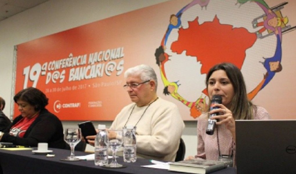 Senador Roberto Requião (PMDB-PR) defendeu hoje (29), durante participação no 19º Congresso Nacional dos Bancários, a realização de um referendo popular para revogar todas as leis aprovadas no governo de Michel Temer (PMDB) à revelia dos interesses e vontade da população; "Temos que liquidar todas essas leis que sem a autorização da população brasileira foram votadas por um congresso que não tem legitimidade para implantar um sistema que está moribundo na Europa e que hoje pede asilo para vir morrer no Brasil", disse Requião (Foto: Aquiles Lins) Senador Roberto Requião (PMDB-PR) defendeu hoje (29), durante participação no 19º Congresso Nacional dos Bancários, a realização de um referendo popular para revogar todas as leis aprovadas no governo de Michel Temer (PMDB) à revelia dos interesses e vontade da população; "Temos que liquidar todas essas leis que sem a autorização da população brasileira foram votadas por um congresso que não tem legitimidade para implantar um sistema que está moribundo na Europa e que hoje pede asilo para vir morrer no Brasil", disse Requião