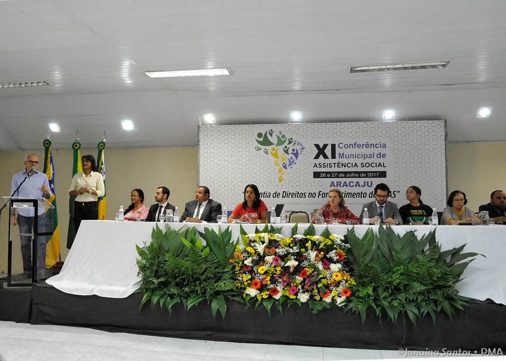 O prefeito Edvaldo Nogueira e a vice-prefeita Eliane Aquino realizaram a abertura da XI Conferência Municipal de Assistência Social de Aracaju; com o tema “Garantia de Direitos no Fortalecimento do Sistema Único de Assistência Social (SUAS)”, o evento discute, entre outros temas, o Plano Decenal como instrumento de gestão; a proteção social; e o controle da sociedade; “Ver em cada pessoa neste auditório o objetivo de contribuir com a melhoria da vida dos aracajuanos reforça minha convicção de que haveremos de vencer. Reforçam também a importância da política de Assistência Social e me faz lembrar que Déda e eu construímos, quando assumimos a prefeitura, a partir de 2001, um dos melhores modelos de Sistema Único de Assistência Social” (Foto: Leonardo Lucena) O prefeito Edvaldo Nogueira e a vice-prefeita Eliane Aquino realizaram a abertura da XI Conferência Municipal de Assistência Social de Aracaju; com o tema “Garantia de Direitos no Fortalecimento do Sistema Único de Assistência Social (SUAS)”, o evento discute, entre outros temas, o Plano Decenal como instrumento de gestão; a proteção social; e o controle da sociedade; “Ver em cada pessoa neste auditório o objetivo de contribuir com a melhoria da vida dos aracajuanos reforça minha convicção de que haveremos de vencer. Reforçam também a importância da política de Assistência Social e me faz lembrar que Déda e eu construímos, quando assumimos a prefeitura, a partir de 2001, um dos melhores modelos de Sistema Único de Assistência Social”