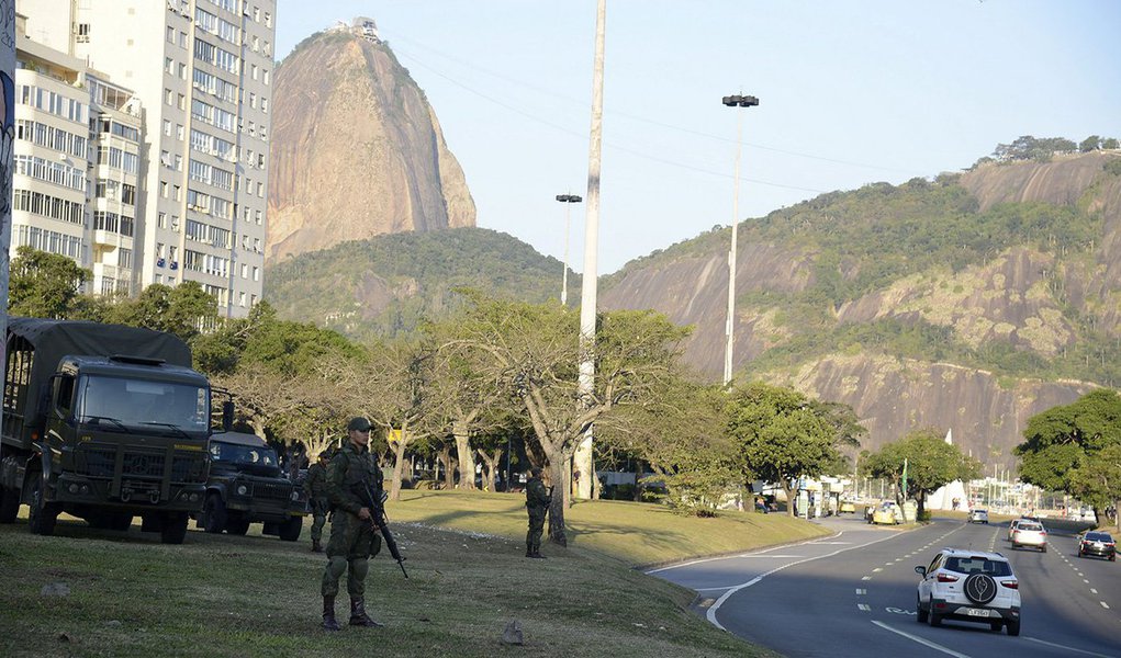 Michel Temer assinou hoje (28) decreto que autoriza o emprego das Forças Armadas para a garantia da lei e da ordem no Rio de Janeiro; decreto, que está publicado em edição extra do Diário Oficial da União, autoriza a permanência dos militares no Rio de hoje até o dia 31 de dezembro; atuação das Forças Armadas no estado será em apoio às ações do Plano Nacional de Segurança Pública (Foto: Aquiles Lins) Michel Temer assinou hoje (28) decreto que autoriza o emprego das Forças Armadas para a garantia da lei e da ordem no Rio de Janeiro; decreto, que está publicado em edição extra do Diário Oficial da União, autoriza a permanência dos militares no Rio de hoje até o dia 31 de dezembro; atuação das Forças Armadas no estado será em apoio às ações do Plano Nacional de Segurança Pública
