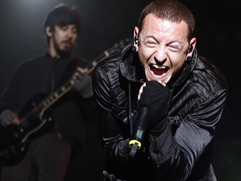 Vocalista da banda Linkin Park, Chester Bennington, tinha 41 anos; a polícia da Califórnia acredita que ele tenha cometido suicídio por enforcamento, assim como ocorrera com Chris Cornell, vocalista do Soundgarden, morto em maio (Foto: Charles Nisz) Vocalista da banda Linkin Park, Chester Bennington, tinha 41 anos; a polícia da Califórnia acredita que ele tenha cometido suicídio por enforcamento, assim como ocorrera com Chris Cornell, vocalista do Soundgarden, morto em maio