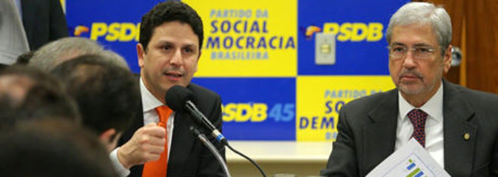 Deputados federais licenciados, os ministros Antônio Imbassahy (Secretaria de Governo) e Bruno Araújo (Cidades) vão se licenciar de seus respectivos cargos para tentar salvar Michel Temer da abertura de investigação que pode culminar na sua saída da presidência; os tucanos vão retomar seus mandatos na Câmara para votar contra a investigação no plenário, cuja votação está prevista para acontecer no dia 2 próximo (Foto: Romulo Faro) Deputados federais licenciados, os ministros Antônio Imbassahy (Secretaria de Governo) e Bruno Araújo (Cidades) vão se licenciar de seus respectivos cargos para tentar salvar Michel Temer da abertura de investigação que pode culminar na sua saída da presidência; os tucanos vão retomar seus mandatos na Câmara para votar contra a investigação no plenário, cuja votação está prevista para acontecer no dia 2 próximo