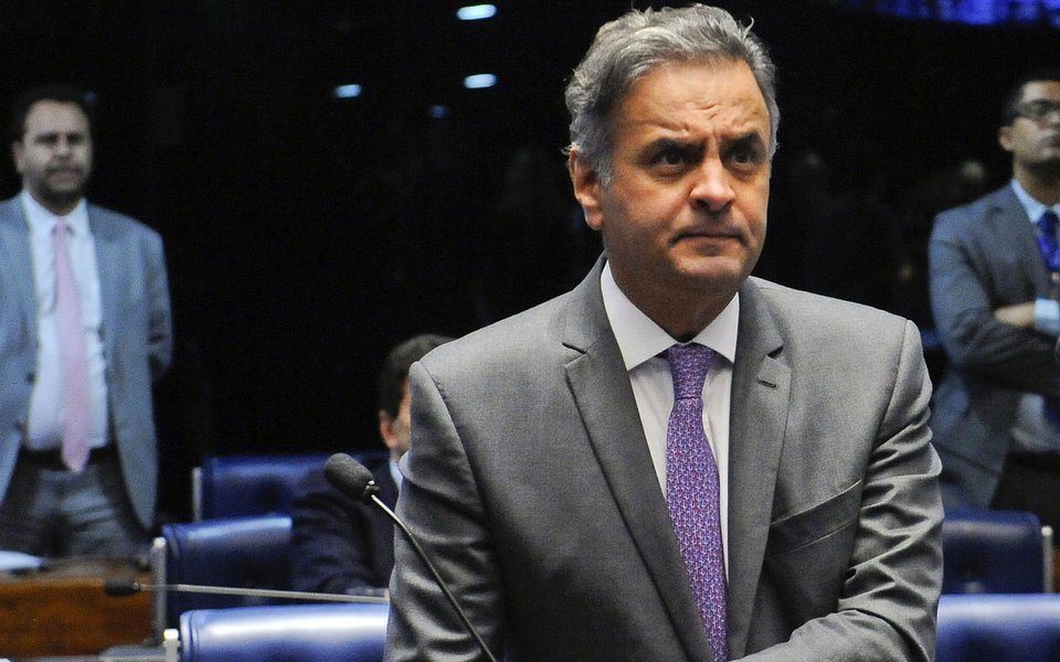 Pesquisa realizada pelo instituto GPP aponta que o senador tucano, um dos mais delatados na Lava Jato, só teria 1,1% dos votos para presidente da República em seu próprio Estado; dado mostra que Aécio Neves, investigado por esquemas de corrupção em Minas e flagrado recentemente pedindo R$ 2 milhões em propina ao empresário Joesley Batista, se afundou politicamente depois de ter atuado como o principal articulador do golpe contra Dilma Rousseff, afundando o Brasil na maior crise econômica de sua história (Foto: Gisele Federicce) Pesquisa realizada pelo instituto GPP aponta que o senador tucano, um dos mais delatados na Lava Jato, só teria 1,1% dos votos para presidente da República em seu próprio Estado; dado mostra que Aécio Neves, investigado por esquemas de corrupção em Minas e flagrado recentemente pedindo R$ 2 milhões em propina ao empresário Joesley Batista, se afundou politicamente depois de ter atuado como o principal articulador do golpe contra Dilma Rousseff, afundando o Brasil na maior crise econômica de sua história