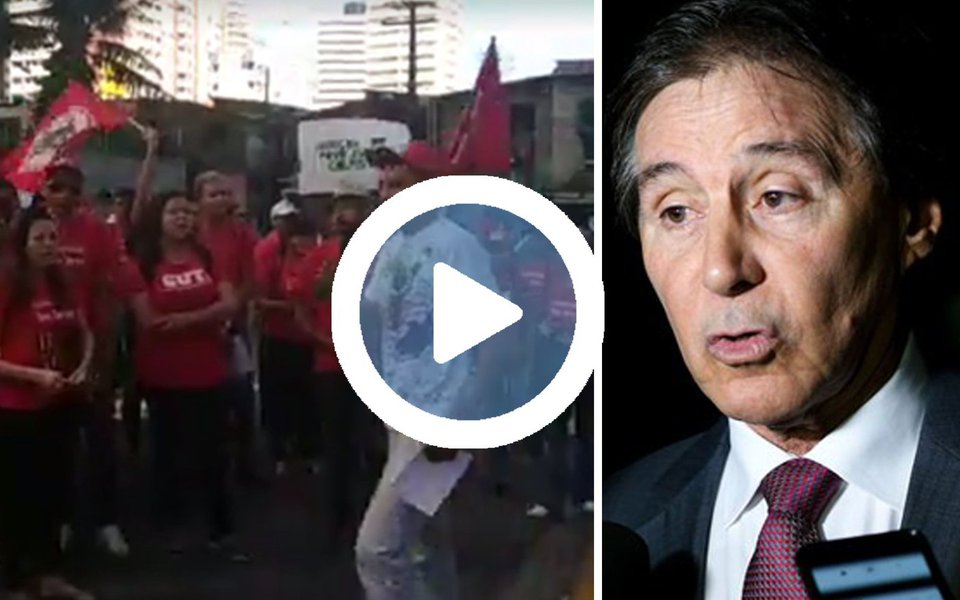 Grupo formado por cerca de 200 pessoas ligadas ao Movimento dos Trabalhadores Rurais Sem-Terra, Levante Popular da Juventude e Movimento dos Atingidos por Barragens promoveram um escracho em frente à casa do presidente do Senado, Eunício Oliveira (PMDB-CE); objetivo, segundo eles,é denunciar os parlamentares que tem ajudado "a aprovar as medidas do Governo Temer, como a Reforma Trabalhista e Previdenciária, que têm prejudicado a população brasileira" (Foto: Paulo Emílio) Grupo formado por cerca de 200 pessoas ligadas ao Movimento dos Trabalhadores Rurais Sem-Terra, Levante Popular da Juventude e Movimento dos Atingidos por Barragens promoveram um escracho em frente à casa do presidente do Senado, Eunício Oliveira (PMDB-CE); objetivo, segundo eles,é denunciar os parlamentares que tem ajudado "a aprovar as medidas do Governo Temer, como a Reforma Trabalhista e Previdenciária, que têm prejudicado a população brasileira"