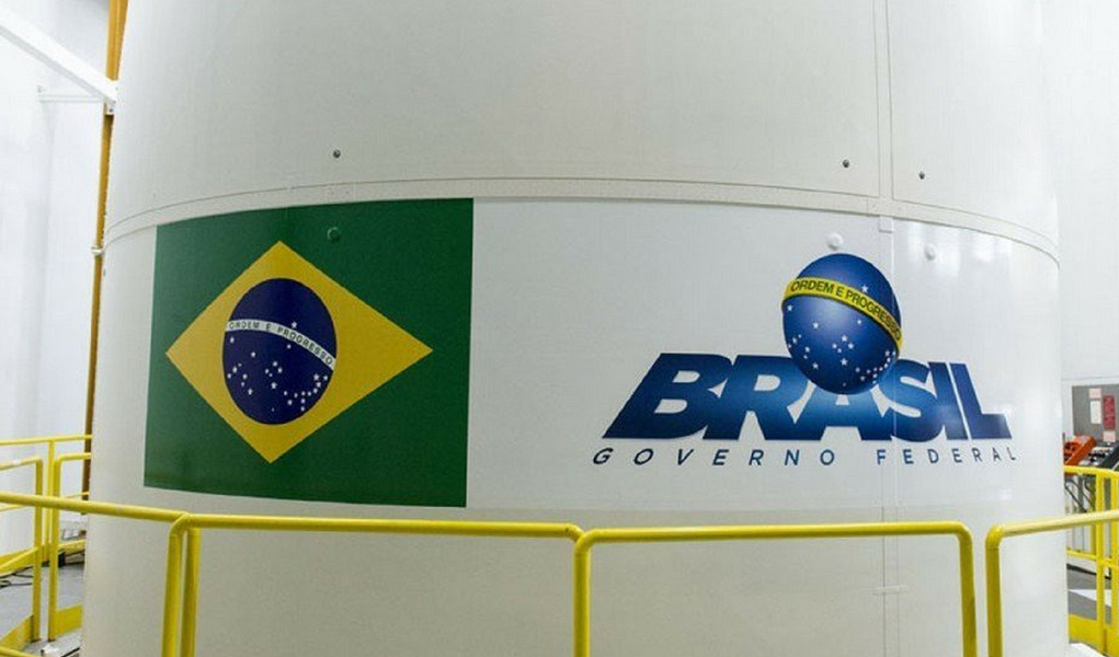 A administração de Michel Temer quer privatizar a maior parte das operações do Satélite Geoestacionário de Defesa e Comunicações Estratégicas (SGDC) é o primeiro satélite nacional de uso civil e militar, lançado em março após investimento de R$ 2,7 bilhões; quando do lançamento do SGDC, o discurso era de que ele seria utilizado para levar internet para locais que não são atendidos pela conexão por fibra óptica ou por rádio — principalmente nas regiões Norte e Nordeste. (Foto: Giuliana Miranda) A administração de Michel Temer quer privatizar a maior parte das operações do Satélite Geoestacionário de Defesa e Comunicações Estratégicas (SGDC) é o primeiro satélite nacional de uso civil e militar, lançado em março após investimento de R$ 2,7 bilhões; quando do lançamento do SGDC, o discurso era de que ele seria utilizado para levar internet para locais que não são atendidos pela conexão por fibra óptica ou por rádio — principalmente nas regiões Norte e Nordeste.
