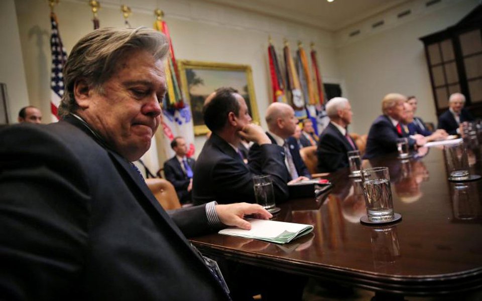 Os Estados Unidos estão em uma guerra econômica com a China, disse o principal estrategista político do presidente Donald Trump, Steve Bannon, alertando que Washington tem perdido a luta, mas está prestes a bater forte nos chineses em reação às suas práticas comerciais injustas (Foto: Gisele Federicce) Os Estados Unidos estão em uma guerra econômica com a China, disse o principal estrategista político do presidente Donald Trump, Steve Bannon, alertando que Washington tem perdido a luta, mas está prestes a bater forte nos chineses em reação às suas práticas comerciais injustas
