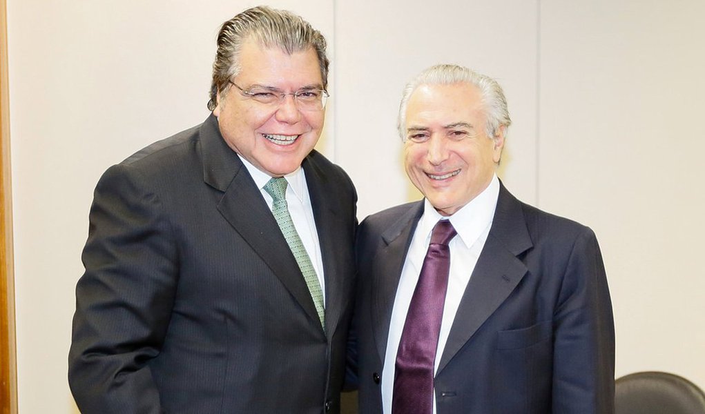 Pela segunda vez, o ministro do Meio Ambiente, Sarney Filho (PV), será exonerado com a finalidade de ajudar o presidente Michel Temer (PMDB) a obter votos contra a denúncia da Procuradoria-Geral da República, prevista para ir à votação na Câmara Federal na próxima terça-feira (24); o presidente é acusado de organização criminosa e obstrução de Justiça (Foto: Voney Malta) Pela segunda vez, o ministro do Meio Ambiente, Sarney Filho (PV), será exonerado com a finalidade de ajudar o presidente Michel Temer (PMDB) a obter votos contra a denúncia da Procuradoria-Geral da República, prevista para ir à votação na Câmara Federal na próxima terça-feira (24); o presidente é acusado de organização criminosa e obstrução de Justiça