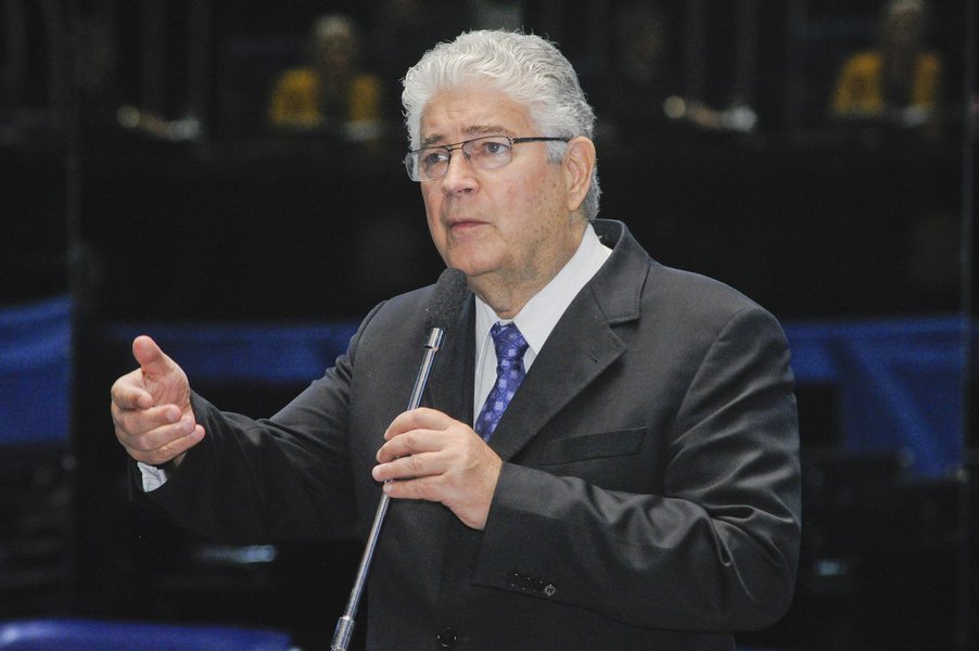 O senador Roberto Requião (PMDB-PR) subiu o tom contra o governo de Michel Temer, que, de acordo com o parlamentar, "tem se especializado em destruir as bases da economia nacional, com a cumplicidade de muitos parlamentares"; "O entreguismo tem que ter limite. é dever nosso a defesa da soberania nacional, assegurar ao empresariado brasileiro condições mínimas de crescimento", afirmou o congressista; após o Senado aprovar a MP que cria a Taxa de Longo Prazo (TLP) para empréstimos do BNDES e que substituirá a Taxa de Juros de Longo Prazo (TJLP), o peemedebista propôs referendo para restabelecer a TJLP (Foto: Leonardo Lucena) O senador Roberto Requião (PMDB-PR) subiu o tom contra o governo de Michel Temer, que, de acordo com o parlamentar, "tem se especializado em destruir as bases da economia nacional, com a cumplicidade de muitos parlamentares"; "O entreguismo tem que ter limite. é dever nosso a defesa da soberania nacional, assegurar ao empresariado brasileiro condições mínimas de crescimento", afirmou o congressista; após o Senado aprovar a MP que cria a Taxa de Longo Prazo (TLP) para empréstimos do BNDES e que substituirá a Taxa de Juros de Longo Prazo (TJLP), o peemedebista propôs referendo para restabelecer a TJLP