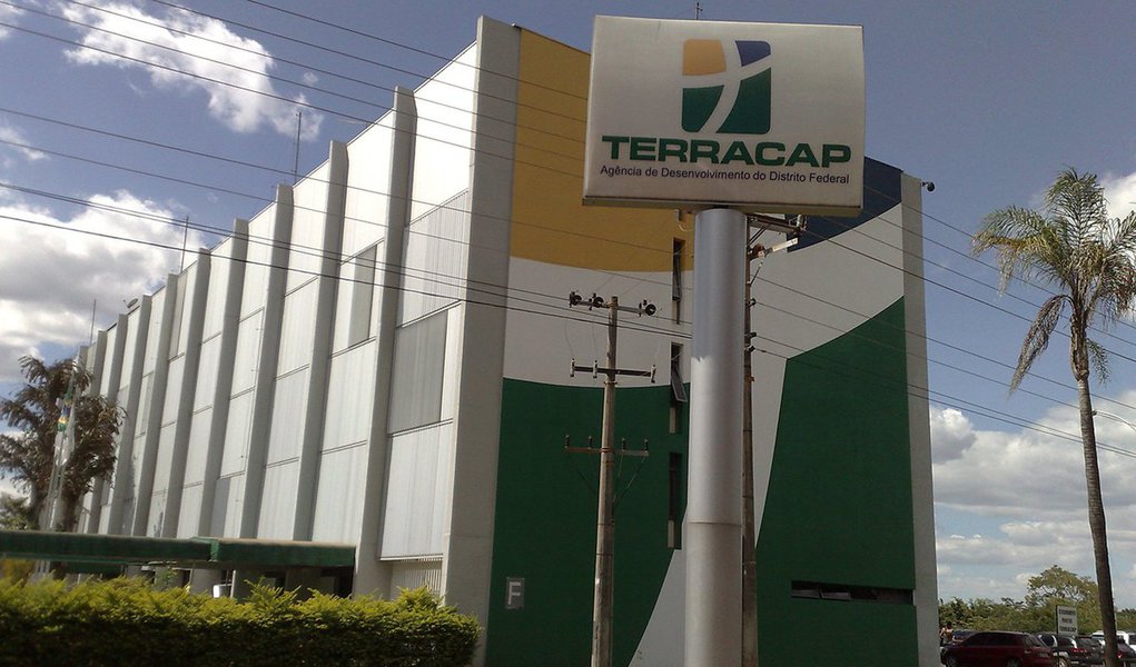 A Polícia Civil do Distrito Federal prendeu sete pessoas acusadas de envolvimento com grilagem de terras públicas; entre os presos, estão Randel Machado de Faria, síndico do condomínio Ville de Montagne II; Sérgio Rafael Alejara; e Gustavo Adolfo Moreira, servidor do Tribunal de Contas (TCDF) cedido à Agência de Desenvolvimento (Terracap). Este último ocupava o cargo de diretor de Gestão Administrativa e de Pessoas (Digap) da empresa; segundo as investigações, o grupo tentava vender terrenos em áreas verdes públicas no Setor de Mansões Dom Bosco, no Lago Sul, o que é proibido (Foto: Leonardo Lucena) A Polícia Civil do Distrito Federal prendeu sete pessoas acusadas de envolvimento com grilagem de terras públicas; entre os presos, estão Randel Machado de Faria, síndico do condomínio Ville de Montagne II; Sérgio Rafael Alejara; e Gustavo Adolfo Moreira, servidor do Tribunal de Contas (TCDF) cedido à Agência de Desenvolvimento (Terracap). Este último ocupava o cargo de diretor de Gestão Administrativa e de Pessoas (Digap) da empresa; segundo as investigações, o grupo tentava vender terrenos em áreas verdes públicas no Setor de Mansões Dom Bosco, no Lago Sul, o que é proibido