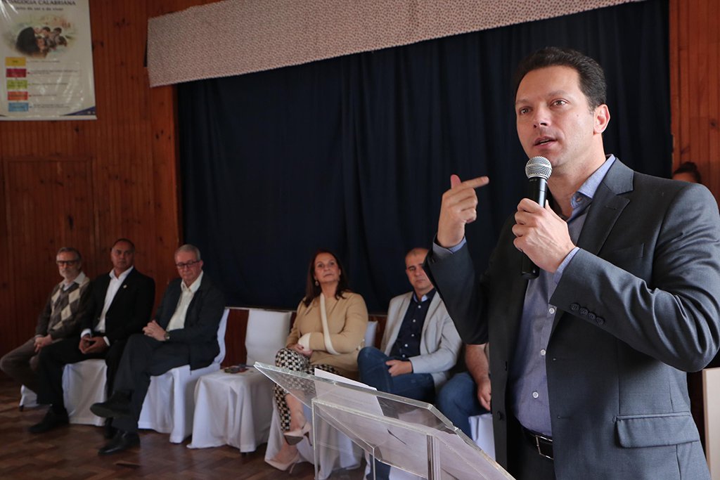 Uma nova etapa da polêmica envolve a contratação de uma entidade privada e religiosa por parte da Fundação de Assistência Social e Cidadania (Fasc); embora uma decisão judicial tenha impedido a contratação do Instituto Pobres Servos da Divina Providência pelo município, uma cerimônia celebrou a “parceria” em um ato com o prefeito Nelson Marchezan Júnior (PSDB); a 5ª Vara da Fazenda Pública da Comarca de Porto Alegre, entretanto, havia enviado uma decisão na qual determina que a Fundação “se abstenha de celebrar parceria” com o Instituto, “para execução de serviços típicos de servidores públicos” (Foto: Leonardo Lucena) Uma nova etapa da polêmica envolve a contratação de uma entidade privada e religiosa por parte da Fundação de Assistência Social e Cidadania (Fasc); embora uma decisão judicial tenha impedido a contratação do Instituto Pobres Servos da Divina Providência pelo município, uma cerimônia celebrou a “parceria” em um ato com o prefeito Nelson Marchezan Júnior (PSDB); a 5ª Vara da Fazenda Pública da Comarca de Porto Alegre, entretanto, havia enviado uma decisão na qual determina que a Fundação “se abstenha de celebrar parceria” com o Instituto, “para execução de serviços típicos de servidores públicos”