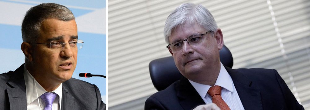 O jornalista avalia que, com a denúncia do novo áudio de delatores da JBS, que segundo ele contém indícios de crimes "gravíssimos", o procurador-geral da República, Rodrigo Janot, dá uma "resposta política" às críticas de que teria sido "muito bonzinho" com os irmãos Batista; além disso, Kennedy Alencar acredita que a revelação pode ajudar na estratégia da defesa de Temer (Foto: Gisele Federicce) O jornalista avalia que, com a denúncia do novo áudio de delatores da JBS, que segundo ele contém indícios de crimes "gravíssimos", o procurador-geral da República, Rodrigo Janot, dá uma "resposta política" às críticas de que teria sido "muito bonzinho" com os irmãos Batista; além disso, Kennedy Alencar acredita que a revelação pode ajudar na estratégia da defesa de Temer