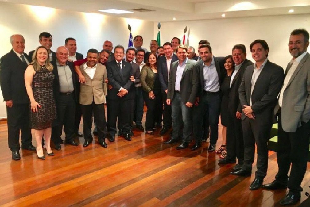 Presidente da Assembleia Legislativa e governador em exercício, José Vitti (PSDB) reuniu deputados do governo e da oposição no que foi visto como uma demonstração de força do tucano; o encontro de confraternização, no Palácio das Esmeraldas, aconteceu na noite de terça-feira e deu medida do êxito que Vitti teve na missão de pacificar o Legislativo goiano; parlamentares da situação e da oposição dividiram as mesas e foram unânimes em destacar o perfil conciliador do presidente da Assembleia (Foto: José Barbacena) Presidente da Assembleia Legislativa e governador em exercício, José Vitti (PSDB) reuniu deputados do governo e da oposição no que foi visto como uma demonstração de força do tucano; o encontro de confraternização, no Palácio das Esmeraldas, aconteceu na noite de terça-feira e deu medida do êxito que Vitti teve na missão de pacificar o Legislativo goiano; parlamentares da situação e da oposição dividiram as mesas e foram unânimes em destacar o perfil conciliador do presidente da Assembleia