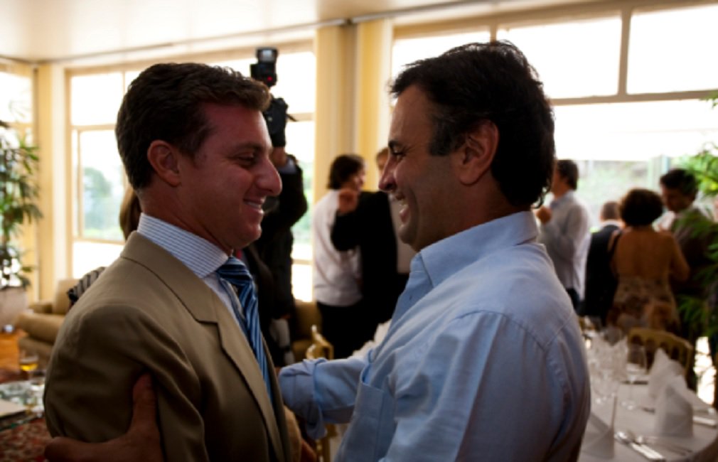 O jornalista Kiko Nogueira, editor-chefe do Diário do Centro do Mundo, afirma que Aécio Neves (PSDB) não precisou ser condenado a prisão perpétua para cair em desgraça; para Kiko, a privação das baladas e vida de playboy já são punições das mais agressivas para o político mineiro; "Aécio já vive prisioneiro de sua canalhice. Não pode sair na rua. Luciano Huck não telefonará. O futuro não é mais como era antigamente. A única saída é abrir uma filial do Cervantes em casa e ficar feliz por saber que escapou do bafômetro" (Foto: José Barbacena) O jornalista Kiko Nogueira, editor-chefe do Diário do Centro do Mundo, afirma que Aécio Neves (PSDB) não precisou ser condenado a prisão perpétua para cair em desgraça; para Kiko, a privação das baladas e vida de playboy já são punições das mais agressivas para o político mineiro; "Aécio já vive prisioneiro de sua canalhice. Não pode sair na rua. Luciano Huck não telefonará. O futuro não é mais como era antigamente. A única saída é abrir uma filial do Cervantes em casa e ficar feliz por saber que escapou do bafômetro"