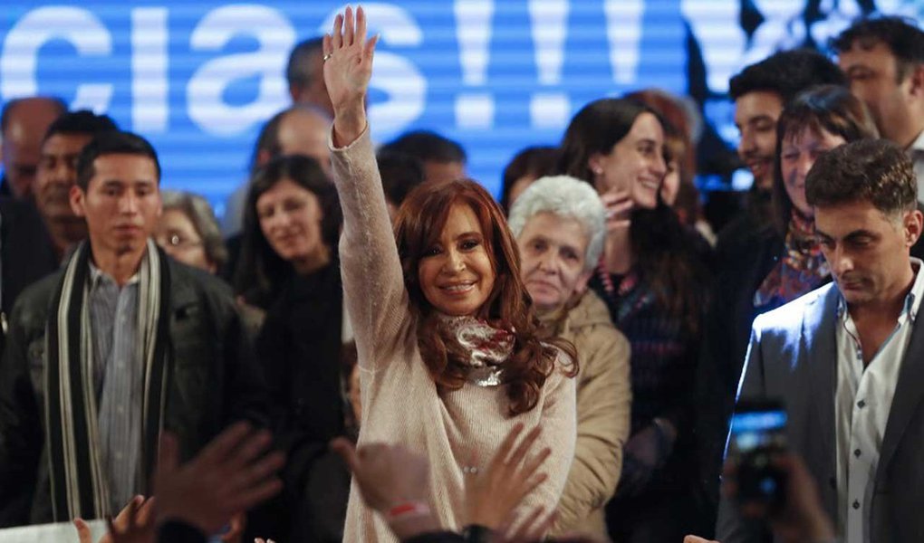 governo da Argentina declarou na madrugada desta segunda-feira (14) que Cristina Kirchner, candidata ao Senado pelo Unidade Cidadã, e Esteban Bullrich, aliado do presidente Mauricio Macri que concorre ao mesmo cargo, terminaram tecnicamente empatados nas eleições primárias da província de Buenos Aires, que define quem irá participar da disputa definitiva, marcada para outubro; às 8h29 da manhã (horário de Buenos Aires e Brasília), o Cambiemos, de Bullrich, tinha 34,19% do total; já o Unidade Cidadã, de Cristina, 34,11% (Foto: Aquiles Lins) governo da Argentina declarou na madrugada desta segunda-feira (14) que Cristina Kirchner, candidata ao Senado pelo Unidade Cidadã, e Esteban Bullrich, aliado do presidente Mauricio Macri que concorre ao mesmo cargo, terminaram tecnicamente empatados nas eleições primárias da província de Buenos Aires, que define quem irá participar da disputa definitiva, marcada para outubro; às 8h29 da manhã (horário de Buenos Aires e Brasília), o Cambiemos, de Bullrich, tinha 34,19% do total; já o Unidade Cidadã, de Cristina, 34,11%
