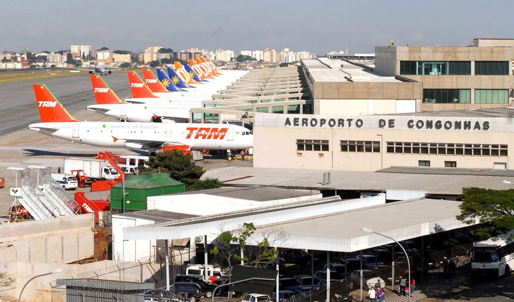 Governo Michel Temer incluiu mais 13 aeroportos no programa de desestatização, que deverão ser concedidos à iniciativa privada, mas deixou de fora o aeroporto de Congonhas, na capital paulista; concessão de Congonhas renderia ao governo uma arrecadação de outorga de pelo menos 5,6 bilhões de reais, mas por pressão do Partido da República (PR), que comanda o Ministério dos Transportes e a Infraero, o governo pisou no freio no processo de concessão do terminal (Foto: Paulo Emílio) Governo Michel Temer incluiu mais 13 aeroportos no programa de desestatização, que deverão ser concedidos à iniciativa privada, mas deixou de fora o aeroporto de Congonhas, na capital paulista; concessão de Congonhas renderia ao governo uma arrecadação de outorga de pelo menos 5,6 bilhões de reais, mas por pressão do Partido da República (PR), que comanda o Ministério dos Transportes e a Infraero, o governo pisou no freio no processo de concessão do terminal